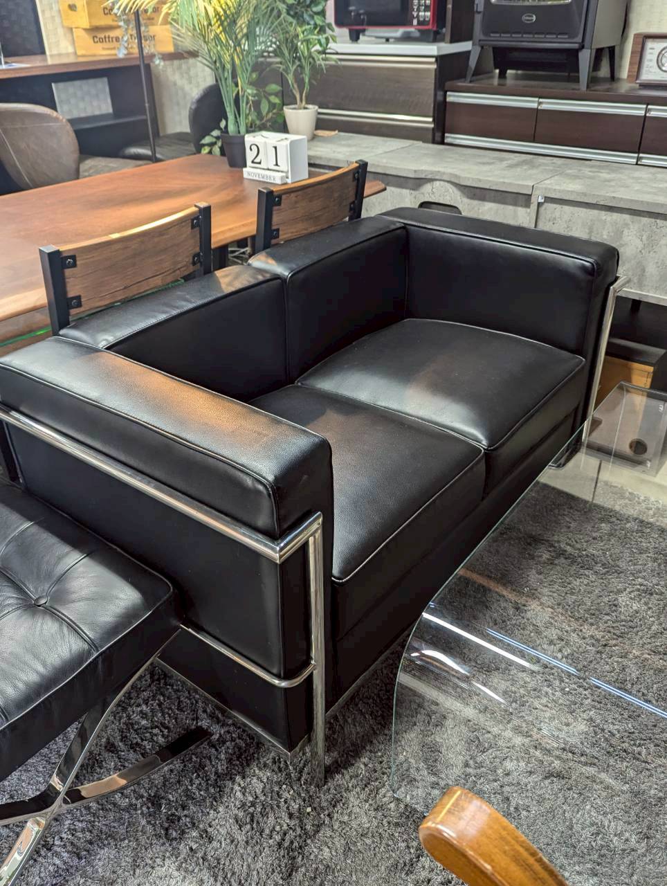 ル・コルビュジエ　Le Corbusier　リプロダクト　LC2ソファの買取実績　ブラック　リサイクルショップシンプー　二人掛け　高級
